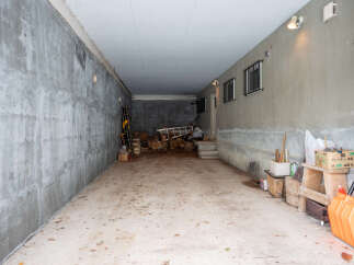 Discover this versatile garage space, perfect for storage or as a workshop.