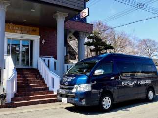 Discover Chalet Burlap Furanui, a charming property offering convenient shuttle services for guests.