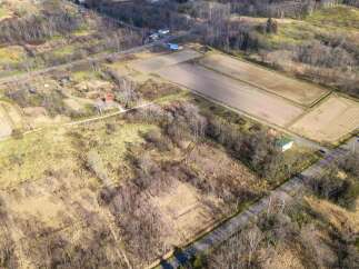 Discover this expansive rural property, featuring fertile fields ready for cultivation and abundant natural vegetation.