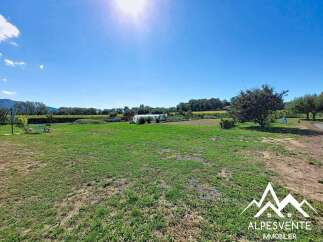 Discover this expansive property featuring a large, sun-drenched lawn perfect for outdoor activities and relaxation.