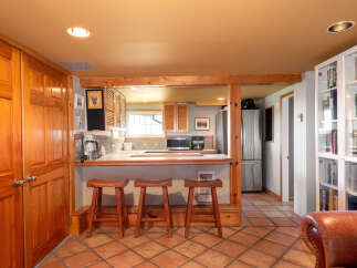 Discover this charming kitchen and dining area, perfect for entertaining.
