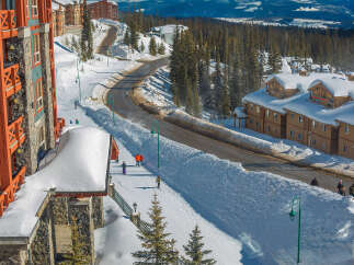 Experience luxury mountain living in this stunning ski-in/ski-out property, offering unparalleled access to pristine slopes and breathtaking winter landscapes.