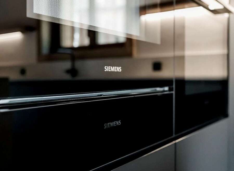 Experience modern luxury with this sleek Siemens built-in oven, featuring a seamless glass door and integrated controls.