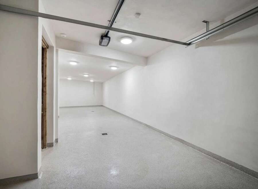 Discover this spacious and well-lit interior space, perfect for a variety of uses.