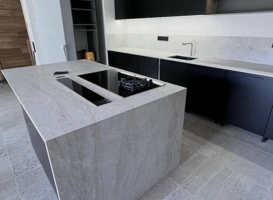 Experience modern luxury in this stunning kitchen featuring a sleek, minimalist design.