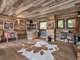 Experience ultimate relaxation and entertainment in this rustic mountain retreat.