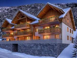 Experience luxury mountain living in this stunning chalet, nestled against a backdrop of snow-covered peaks and evergreen forests.