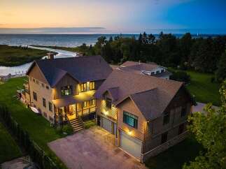 For Sale in Collingwood with 4 Bedrooms and 5 Bathrooms