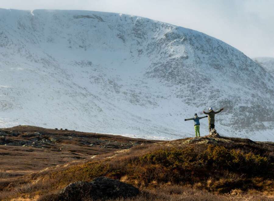 Experience the breathtaking beauty of this mountain landscape, perfect for outdoor enthusiasts and nature lovers.