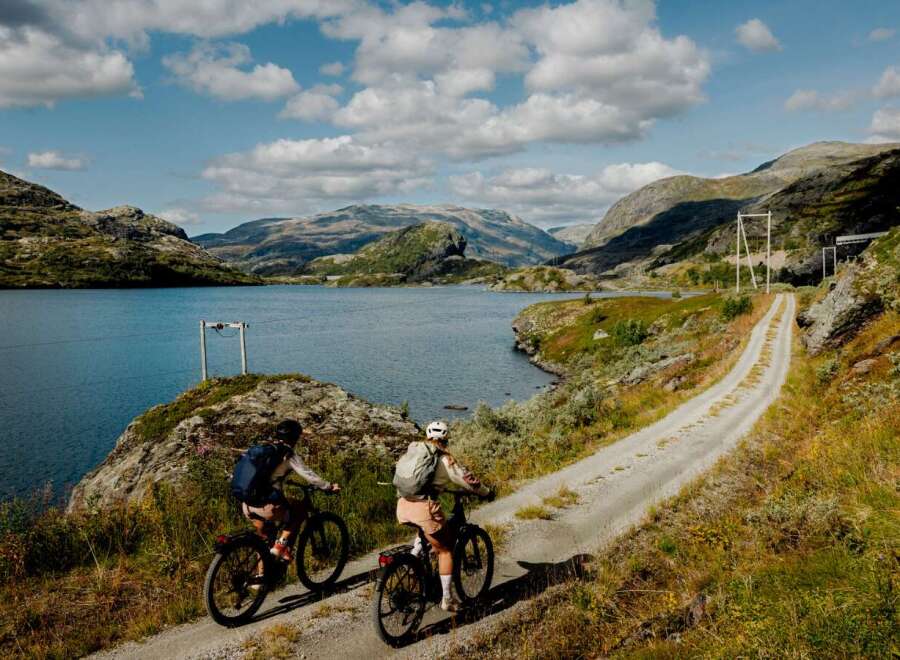 Experience the ultimate outdoor lifestyle with this stunning property offering breathtaking mountain and lake views.