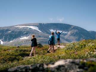 Experience the breathtaking beauty of this mountain landscape, perfect for outdoor enthusiasts and nature lovers.