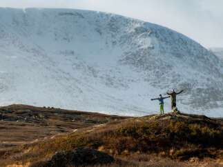 Experience the breathtaking beauty of this mountain landscape, perfect for outdoor enthusiasts and nature lovers.