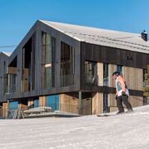 Experience luxury mountain living in this stunning modern chalet, perfect for ski enthusiasts.