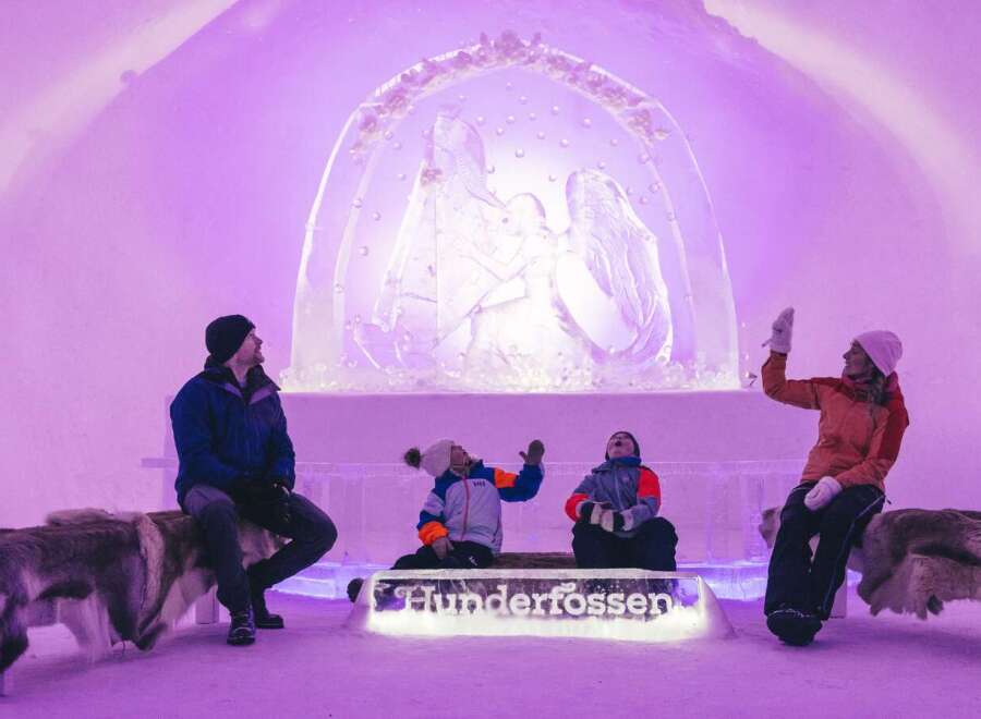 Experience the magic of winter at Hunderfossen, where an enchanting ice sculpture awaits.