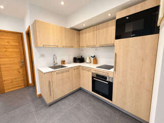 Discover this modern and functional kitchen, perfect for any home.
