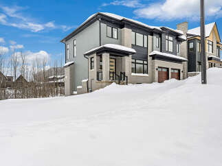 For Sale in Blue Mountains with 4 Bedrooms and 5 Bathrooms