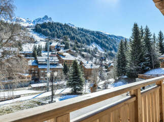 Experience the ultimate alpine lifestyle with this stunning property offering breathtaking mountain views and direct access to ski slopes.