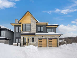 For Sale in Blue Mountains with 4 Bedrooms and 5 Bathrooms