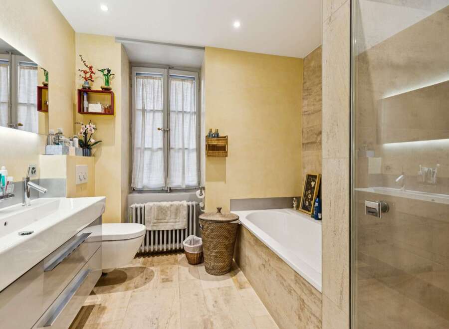 This charming bathroom features a spacious bathtub and a separate shower enclosure, perfect for relaxation and rejuvenation.