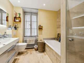 This charming bathroom features a spacious bathtub and a separate shower enclosure, perfect for relaxation and rejuvenation.