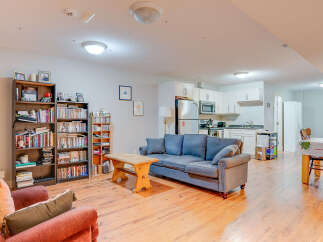 Discover this charming multi-functional living space, perfect for relaxation and entertainment.