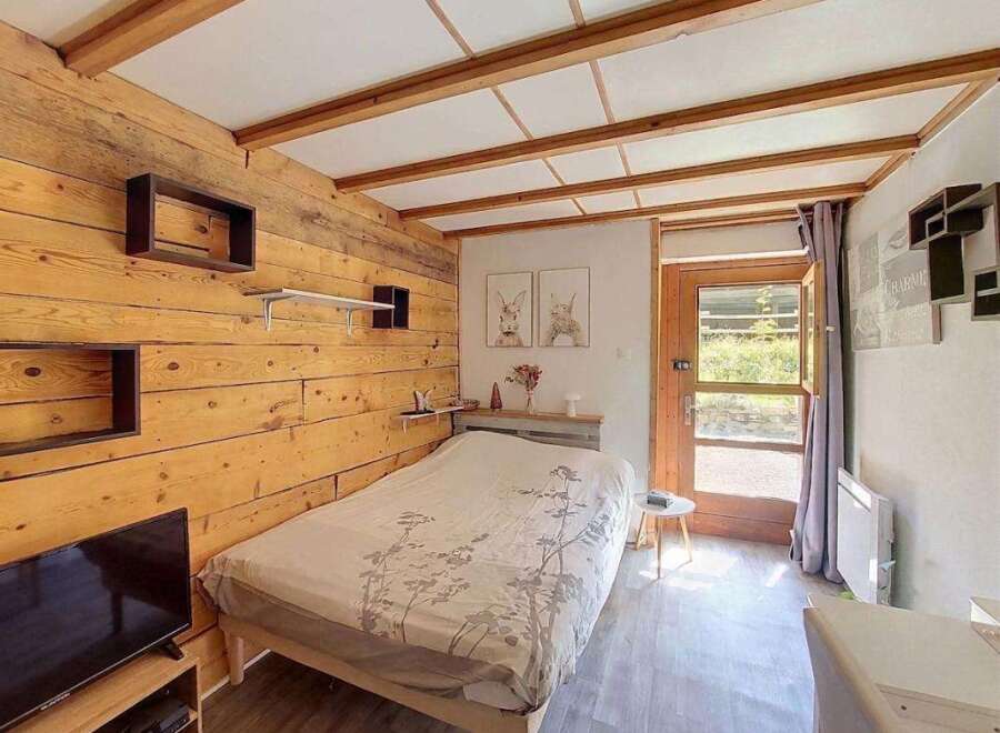 This cozy bedroom features a comfortable bed with a nature-inspired duvet cover, perfect for a restful night's sleep.