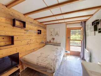 This cozy bedroom features a comfortable bed with a nature-inspired duvet cover, perfect for a restful night's sleep.
