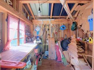 Discover a charming workshop space, perfect for your creative projects.
