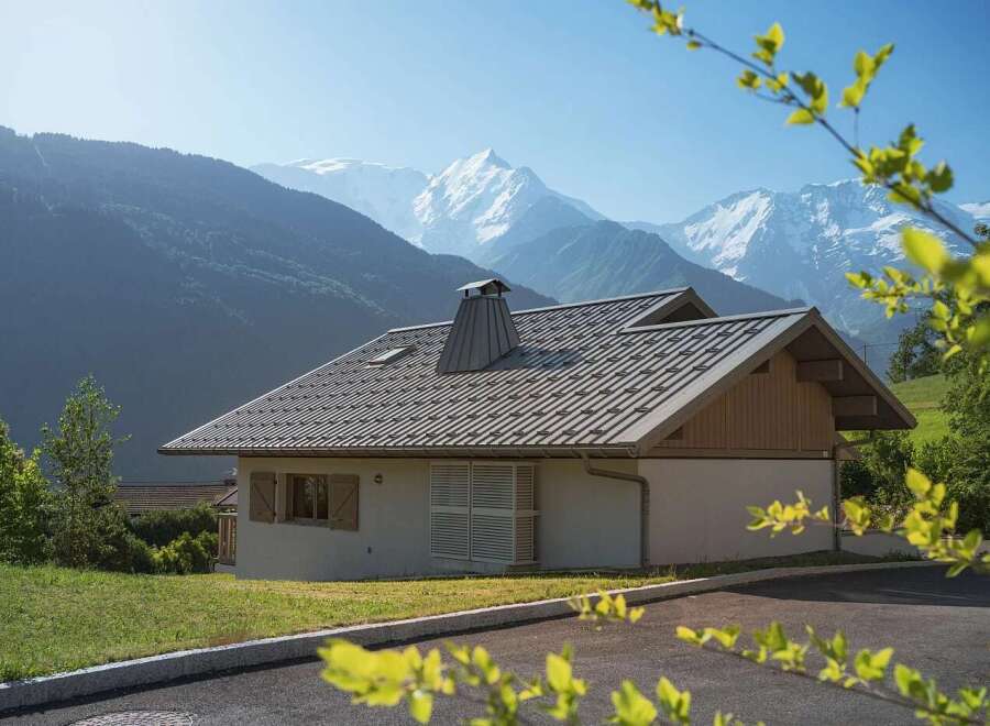Experience serene mountain living in this charming chalet, perfectly situated with breathtaking views of snow-capped peaks.