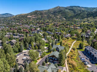 For Sale in Steamboat Springs with 3 Beds and 4 Bathrooms