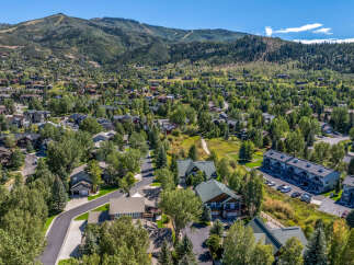 For Sale in Steamboat Springs with 3 Beds and 4 Bathrooms