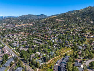 For Sale in Steamboat Springs with 3 Beds and 4 Bathrooms