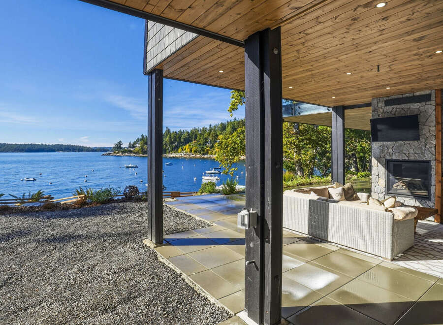 Experience luxurious waterfront living with this stunning property offering breathtaking ocean views and direct water access.