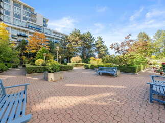 Enjoy the vibrant autumn colors in this beautifully landscaped courtyard, perfect for relaxation and outdoor enjoyment.