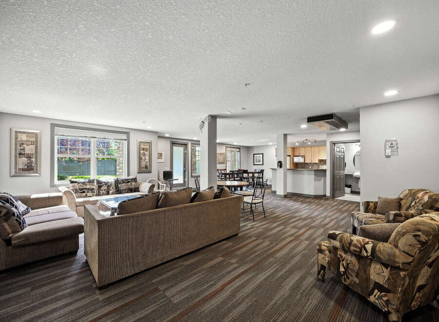Discover a spacious and inviting common area perfect for relaxation and socializing.