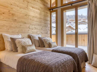 Experience ultimate comfort in this charming bedroom featuring two twin beds, perfect for families or friends.