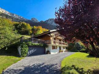 Nestled against a stunning mountain backdrop, this charming chalet offers the perfect blend of rustic elegance and modern comfort.