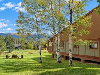 Experience the beauty of autumn in this stunning mountain retreat.