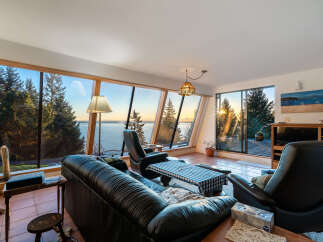 For Sale in West Vancouver with 4 Bedrooms and 5 Bathrooms
