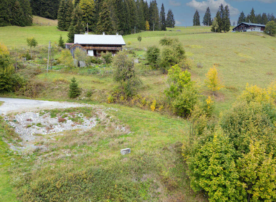 Discover this charming property nestled in a serene alpine setting, perfect for those seeking tranquility and natural beauty.