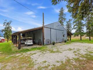 Discover this expansive metal barn, perfect for agricultural needs or storage.