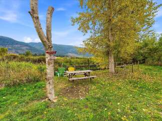 Discover your ideal getaway with this charming property featuring a picnic area perfect for outdoor dining and relaxation.