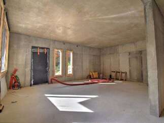 Discover this unfinished concrete space, perfect for customization and renovation.