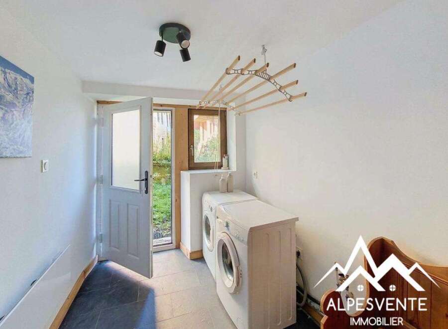 Discover this practical laundry room, perfect for managing your household chores.