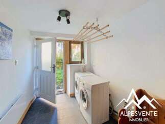 Discover this practical laundry room, perfect for managing your household chores.