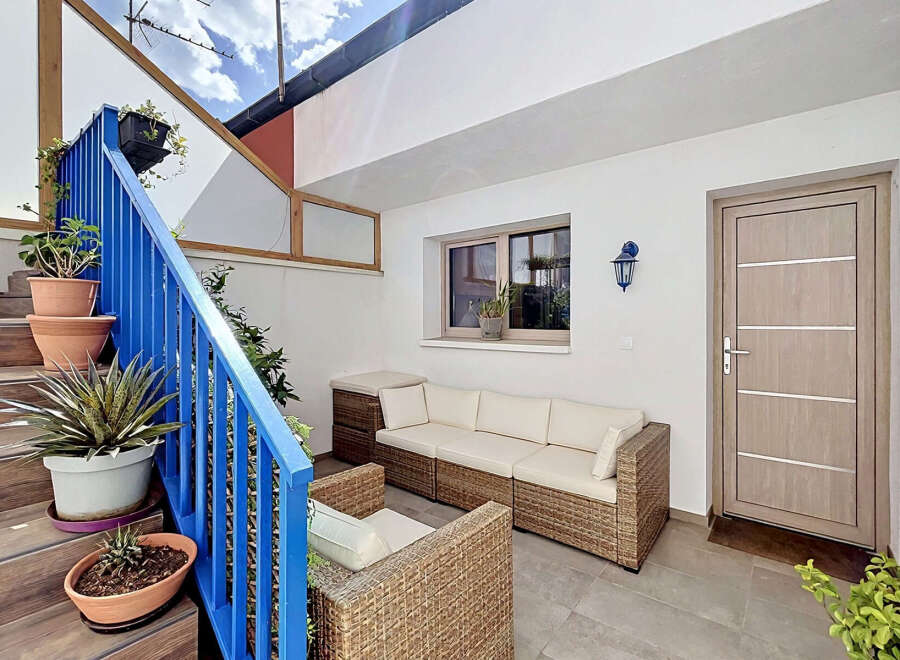 Discover this charming outdoor living space, perfect for relaxation and entertaining.