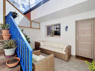Discover this charming outdoor living space, perfect for relaxation and entertaining.
