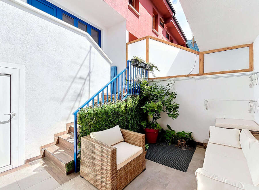 Discover this charming outdoor seating area, perfect for relaxation and entertaining.