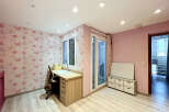 This charming room features a playful butterfly-themed wallpaper, creating a whimsical atmosphere.