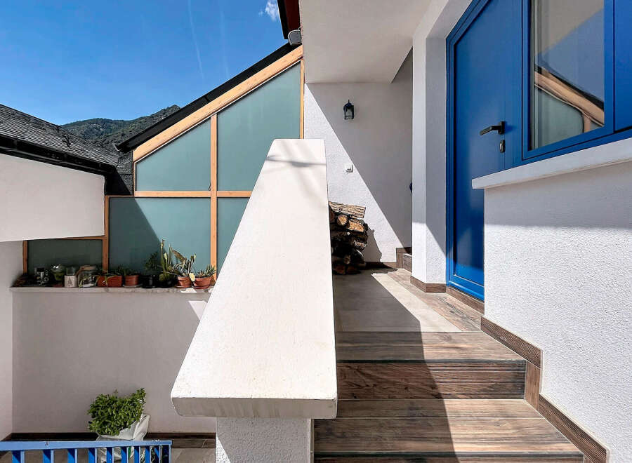 Discover this charming property featuring a striking blue entrance door and a modern architectural design.